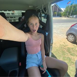 Meet your Posher, Lara